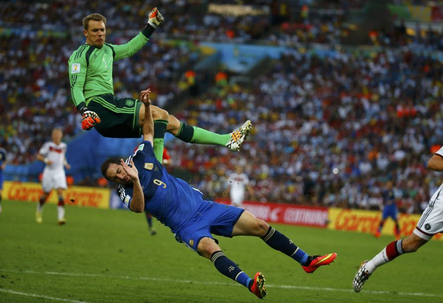 Germania-Argentina, finale mondiale: tanta lotta, poche occasioni prima del gol partita di Neuer. L&#39;impatto tra Manuel Neuer e Gonzalo Higuain è l&#39;immagine più spettacolare. Reuters